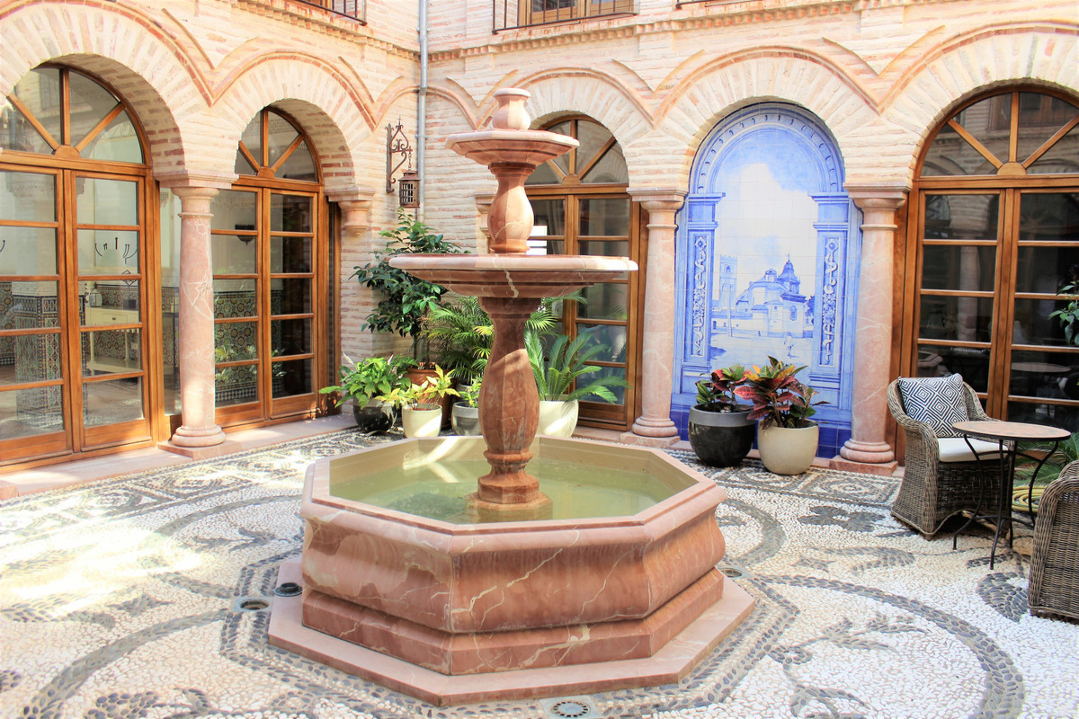 6 bedroom Villa For Sale in The Golden Mile, Málaga - thumb 33