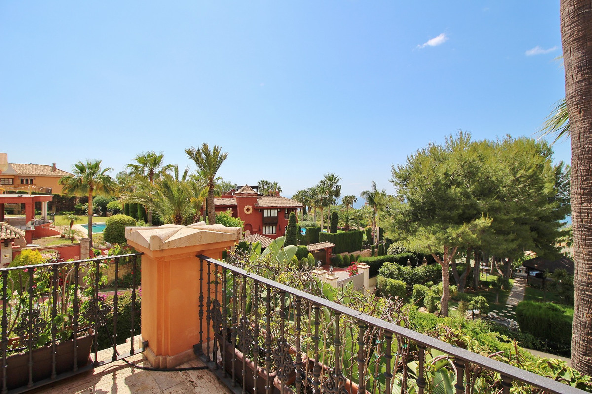 6 bedroom Villa For Sale in The Golden Mile, Málaga - thumb 5