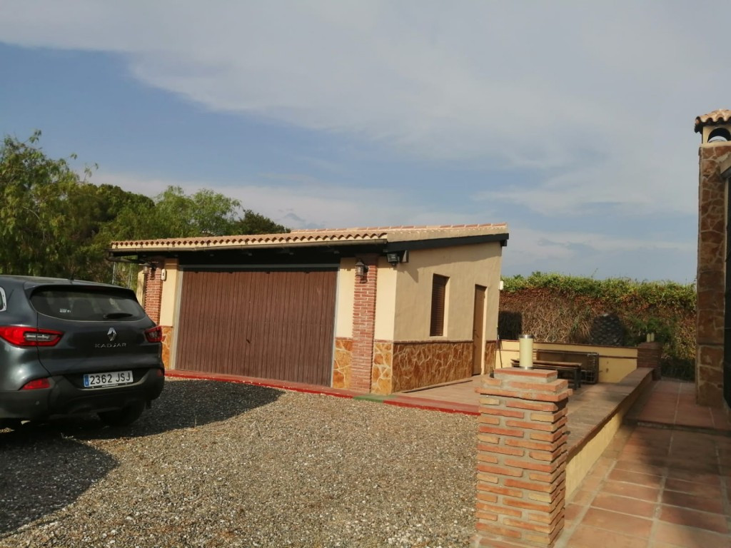 Originallly listed at 350,000 € now reduced to 300,000 € Great finca with 2 ensuite bedrooms in a very quiet area and in turn only a few minutes from