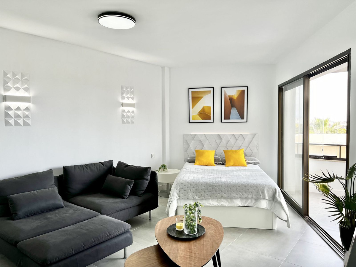 1 Dormitorios Apartamento Planta Media  En Venta Estepona, Costa del Sol - HP4604701