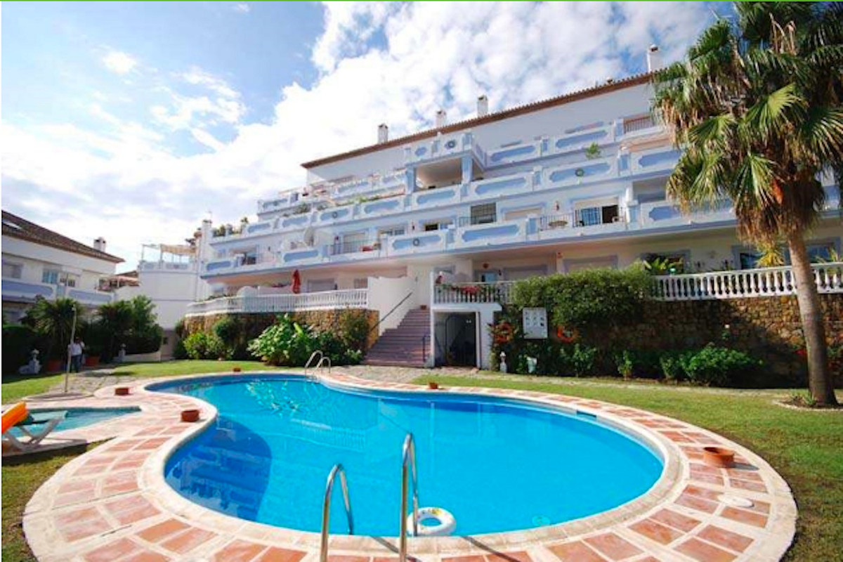 Great location! This apartment is walking distance to central plaza and the Port.  Close to supermar, Spain