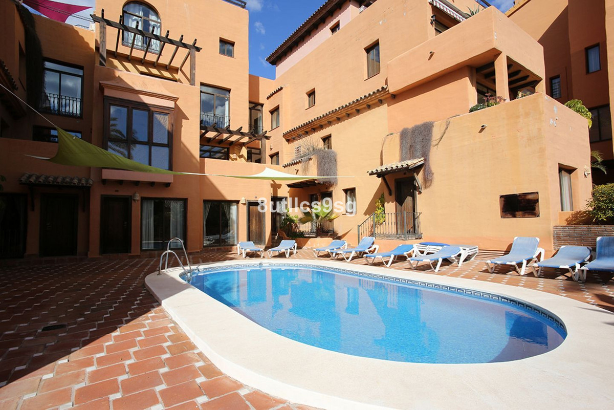 Middle Floor Apartment for sale in Estepona R3898675