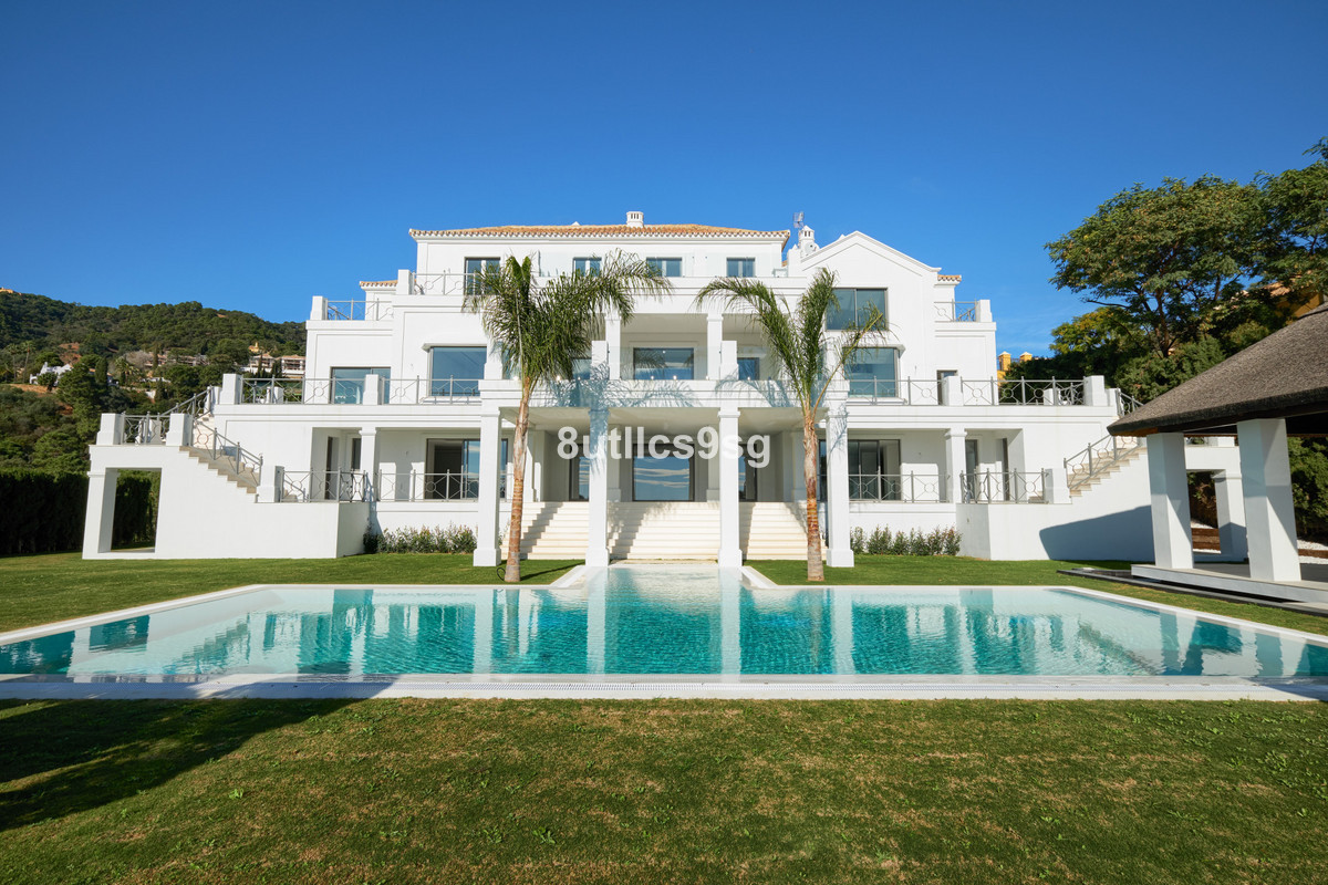 Villa Til salgs i El Madroñal R4265689