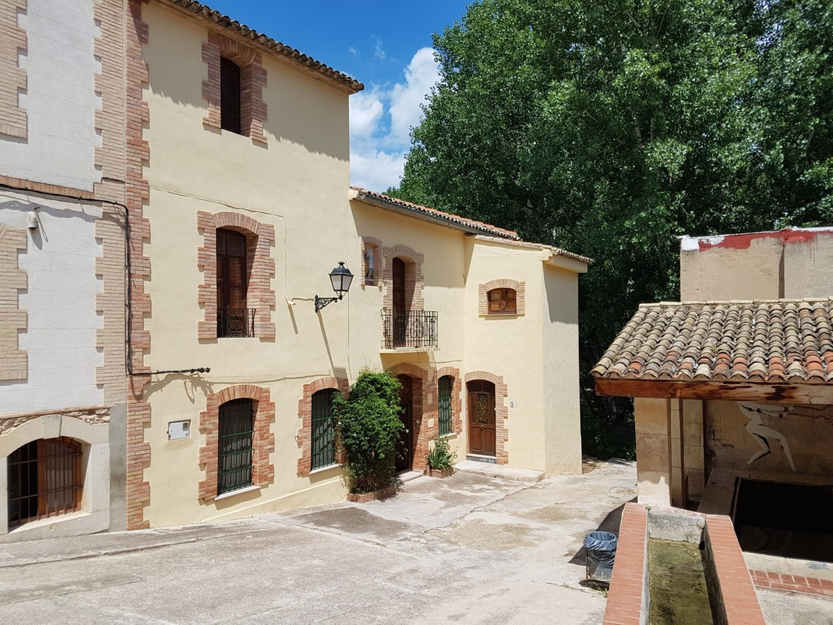 Welcome to this beautiful semi-detached, completely refurbished flour mill, built in 1900.

This stu, Spain