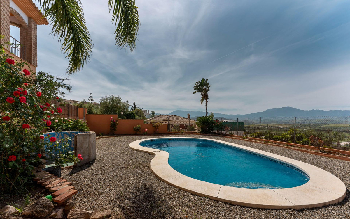 An extremely well-presented villa located on a quiet Urbanisation, offering very good access to the towns of Coín, Alhaurín el Grande and Malaga City.