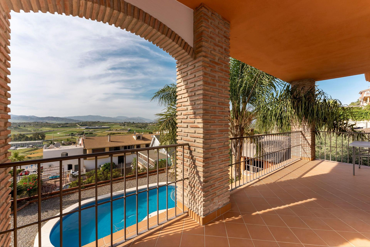 An extremely well-presented villa located on a quiet Urbanisation, offering very good access to the towns of Coín, Alhaurín el Grande and Malaga City.
