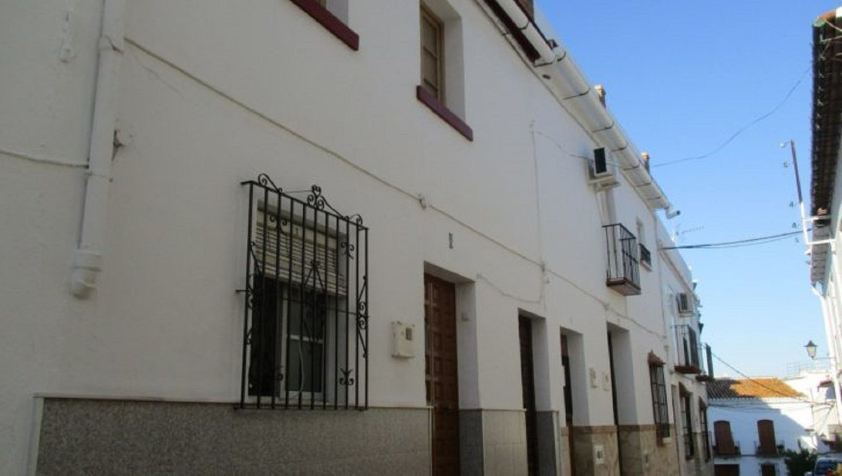 The two properties which are offered to sale are two independent units of accommodation, created fol Spain
