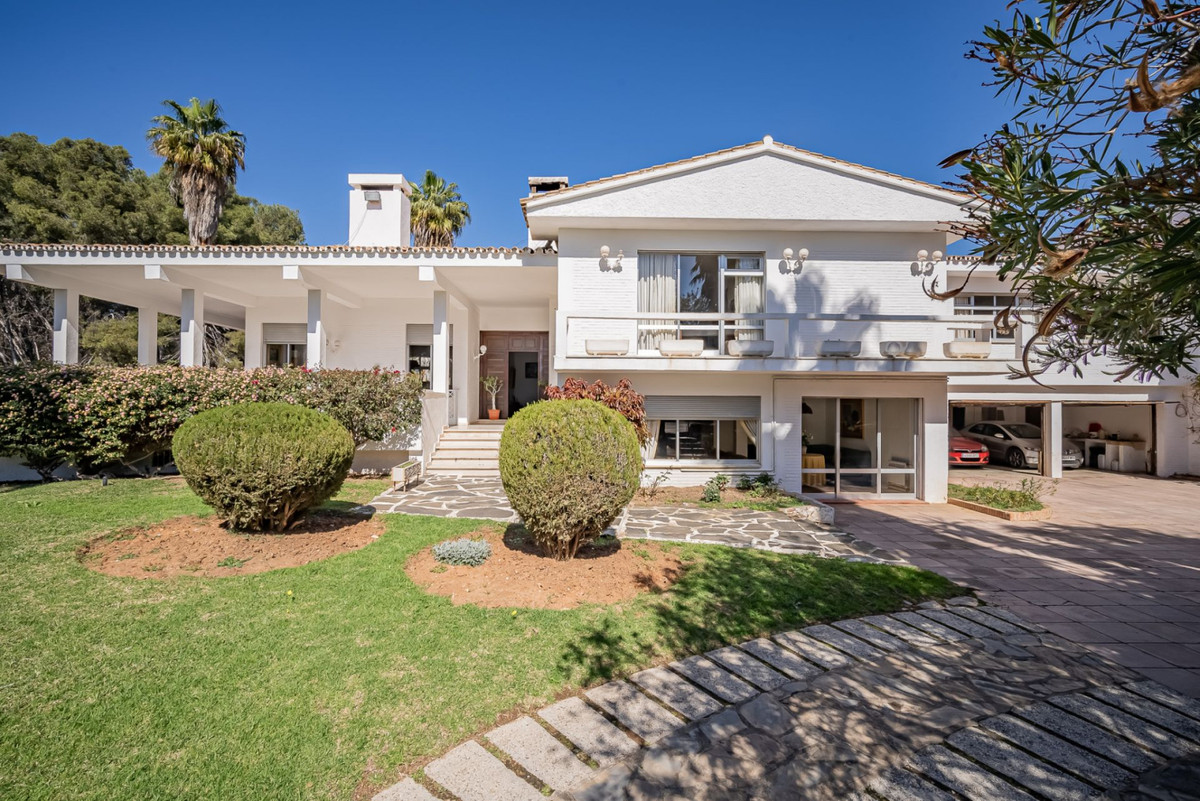 Detached Villa for sale in Marbella R4706245