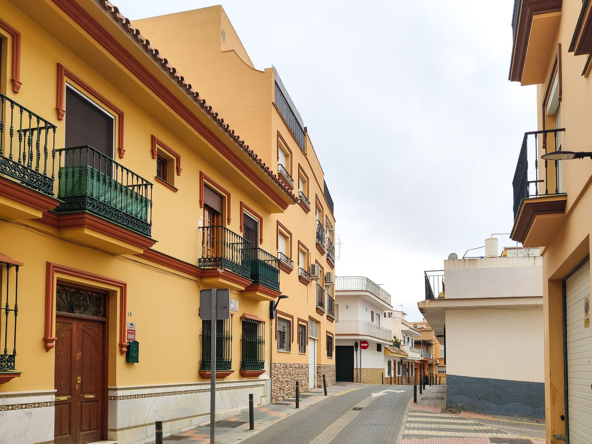 Opportunity to buy a 2 bedroom flat very close to the centre of Fuengirola.
South facing property, o, Spain
