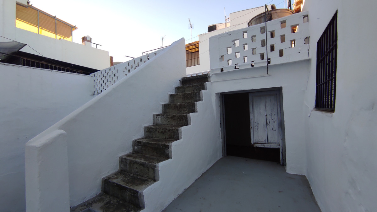 Fantastic corner townhouse located in the historic centre of Alhaurin el Grande.

The property is cu, Spain