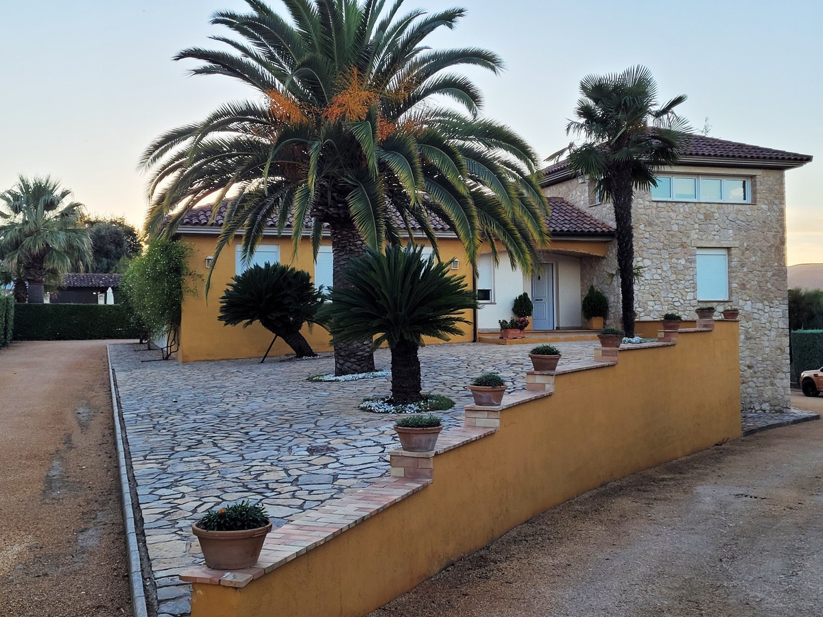Stunning villa in a very nice area of town. Walking distance from the centre. Close to the train sta, Spain