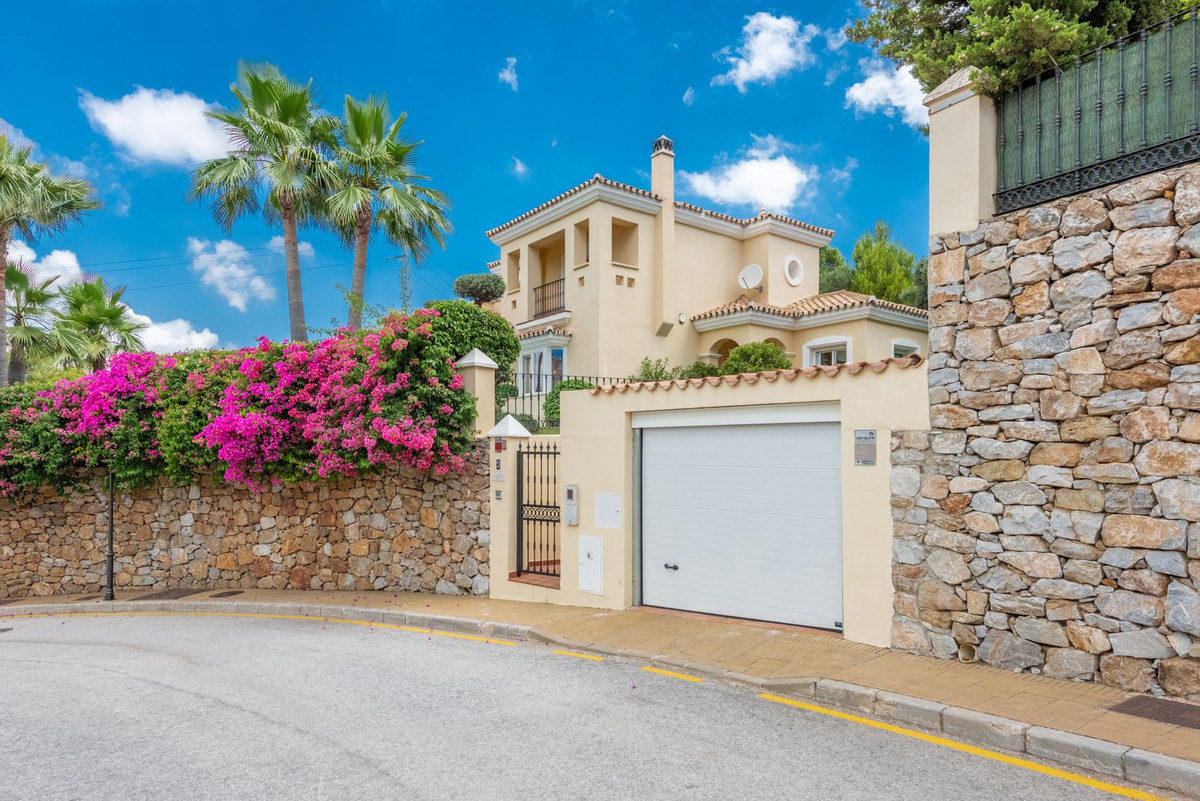 Modern detached villa located in a prime  position on the prestigious Alhaurin Golf Course.