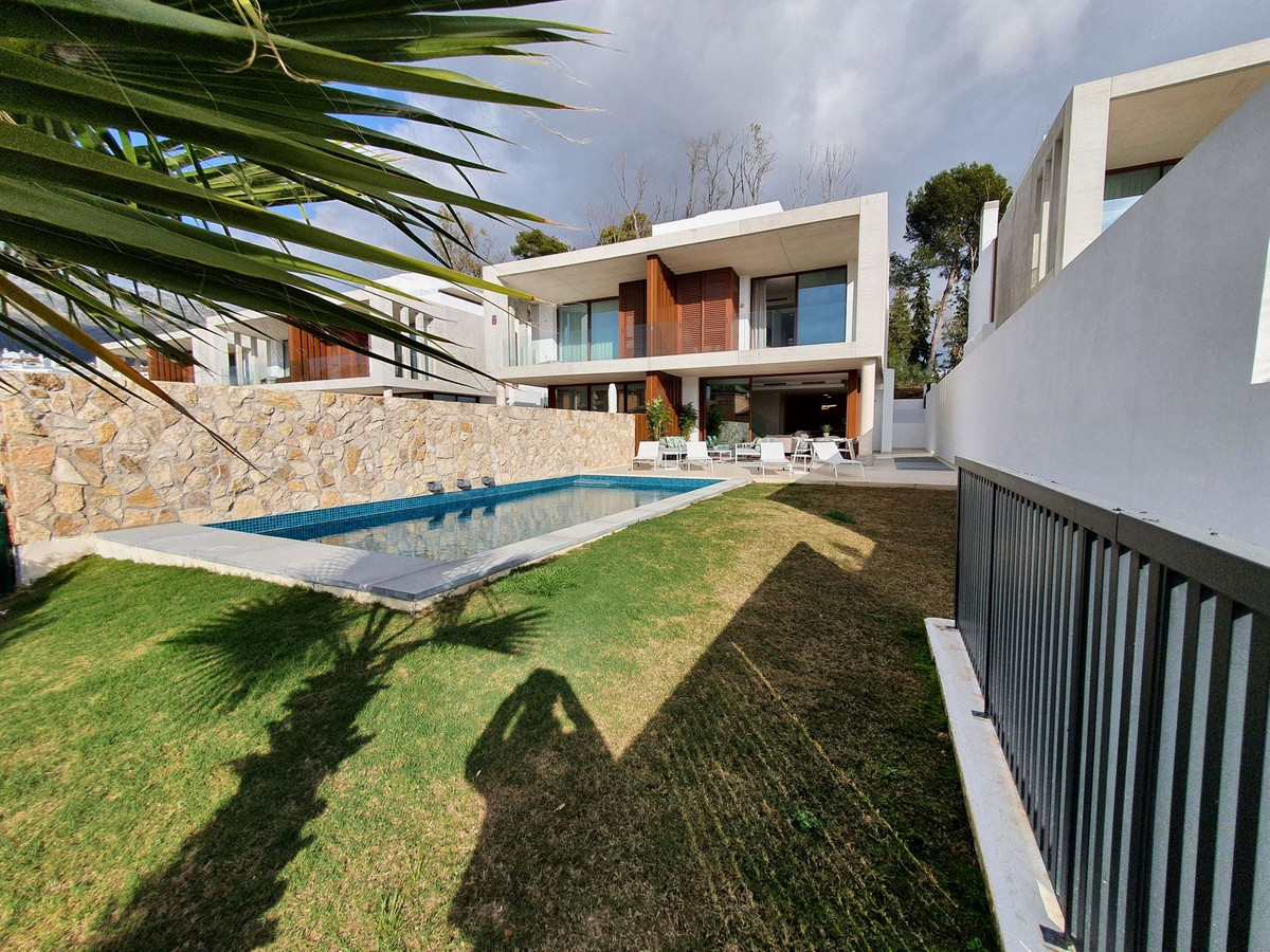 4 bedroom Villa For Sale in The Golden Mile, Málaga