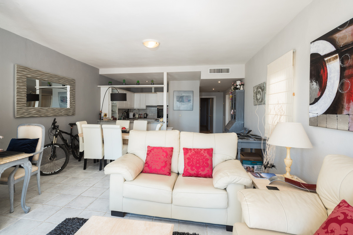 Magnificent opportunity to acquire this beautiful flat in Muelle Ribera in Puerto Banus with beautiful sea views on the fourth floor and with under...