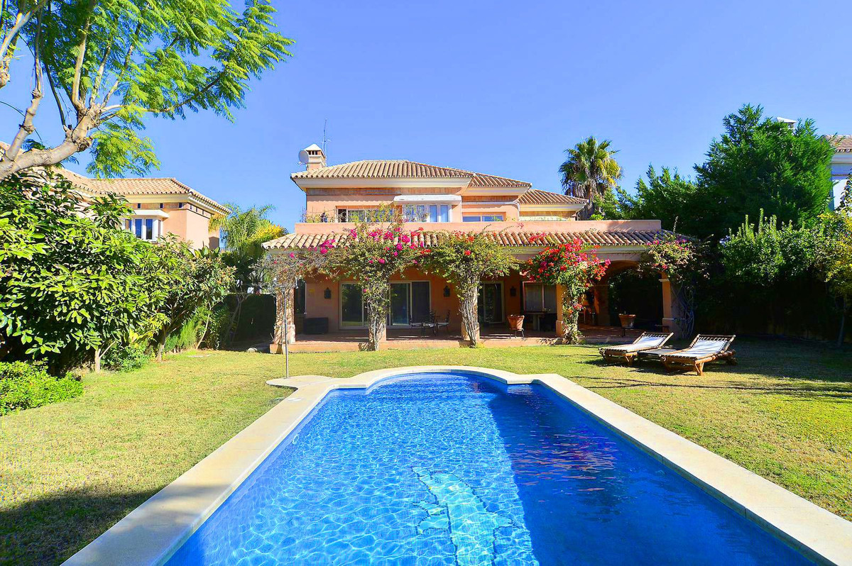 Detached Villa for sale in Nueva Andalucía R4459015