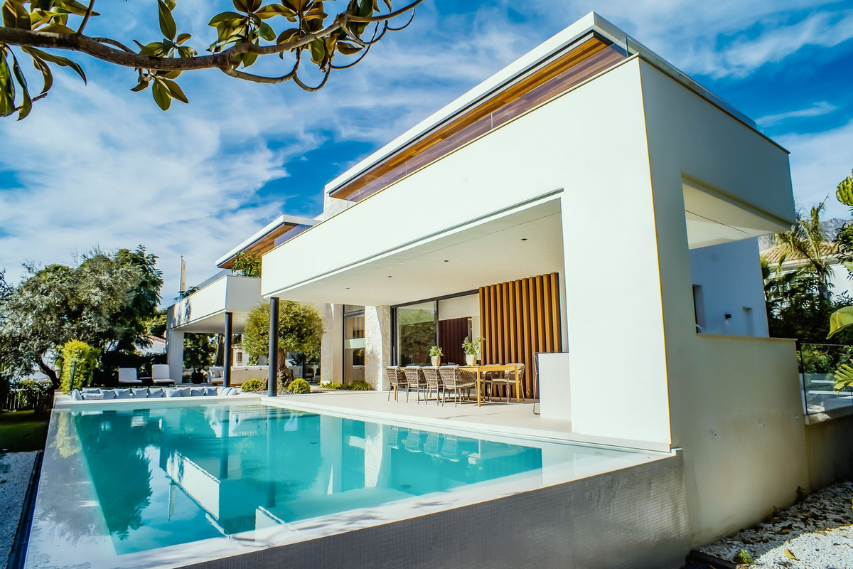 Is a stunning newbuild modern villa located in the prestigious Casablanca Urbanization, in the heart, Spain