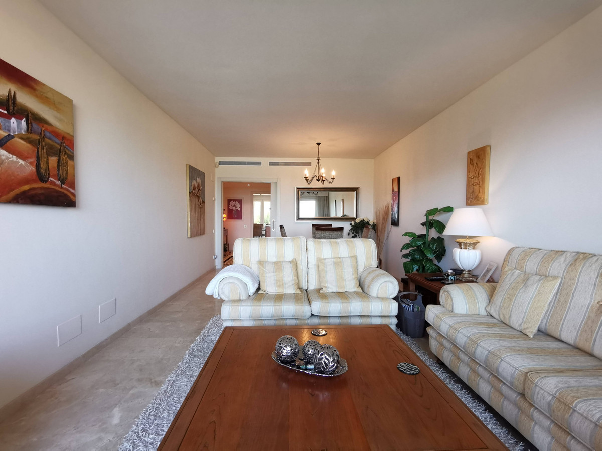 This is a truly special, South-facing two-bedroom luxury apartment in Los Granados de la Duquesa.