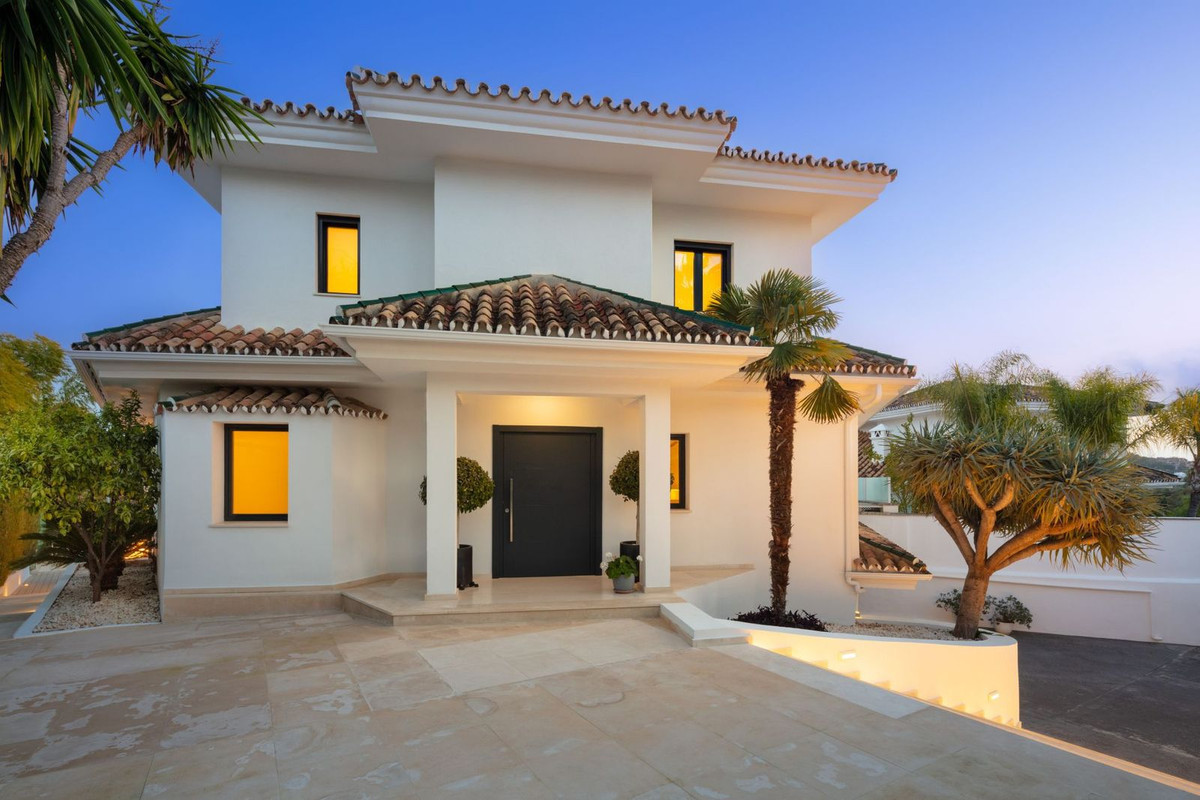 Vrijstaande Villa te koop in Nueva Andalucía R4674877
