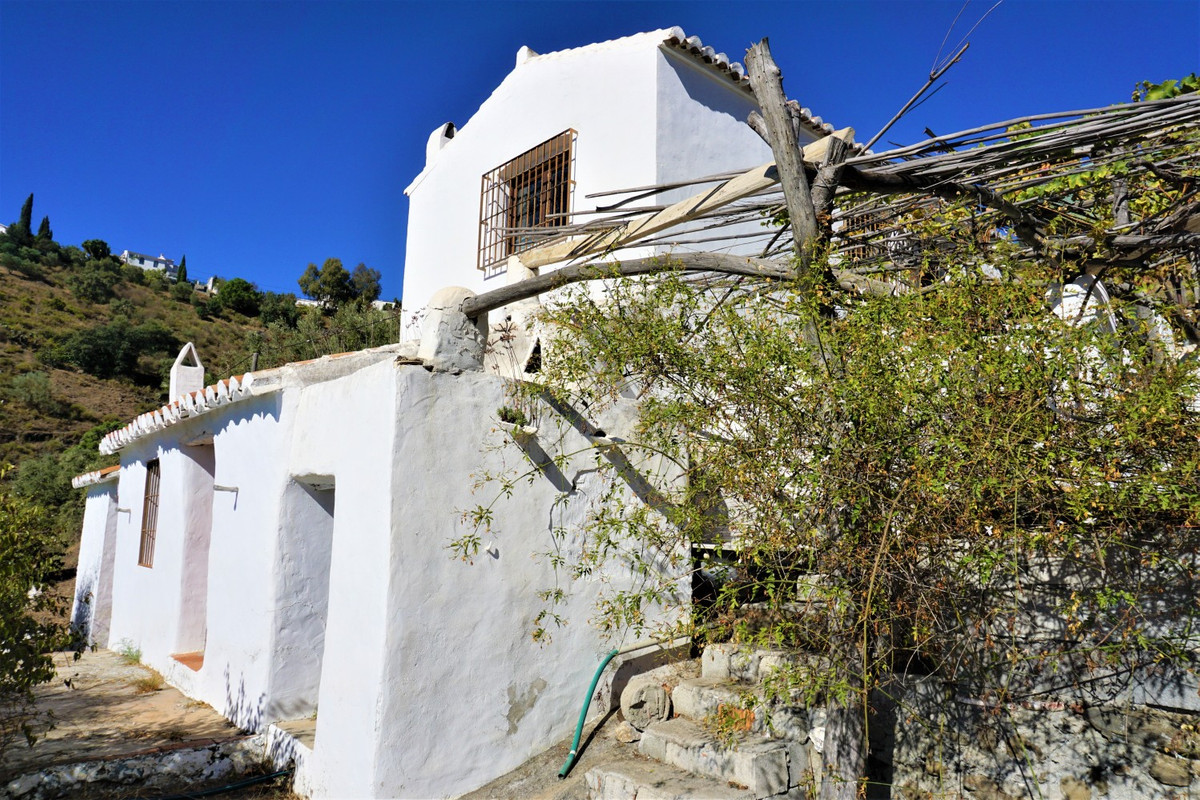 If you are looking for a country house that you can design according to your taste and needs, this is the perfect property for you - an old Andalusian