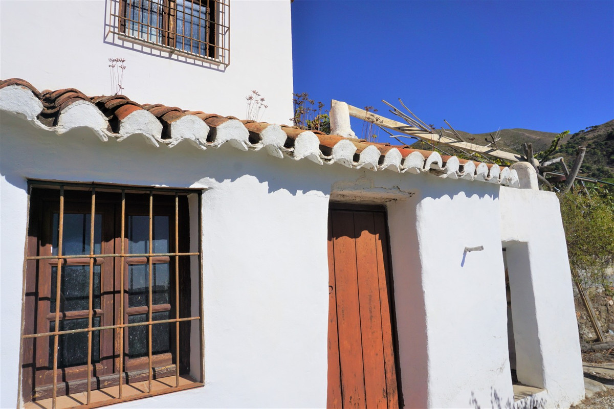If you are looking for a country house that you can design according to your taste and needs, this is the perfect property for you - an old Andalusian