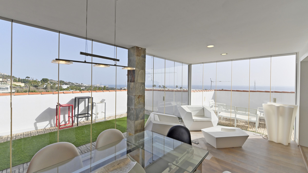 Enjoy the magnificent terraces and sea views of this magnificent penthouse; which has a barbecue are, Spain