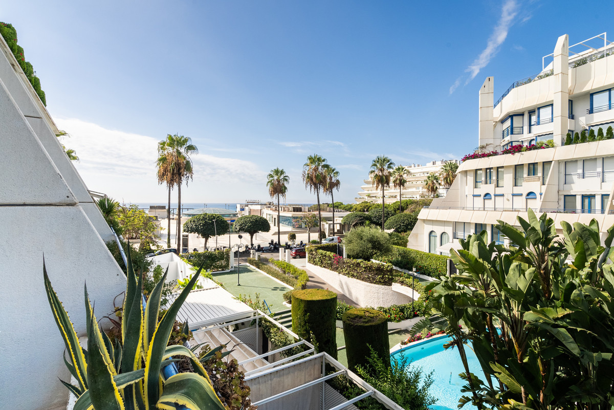 						Apartamento  Planta Media
													en venta 
																			 en Marbella
					