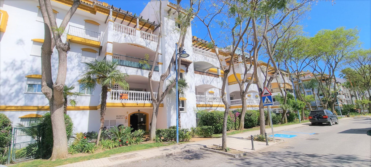 Apartment Middle Floor in Nueva Andalucía, Costa del Sol
