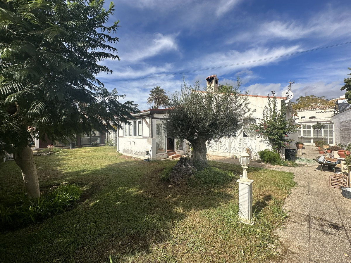 						Villa  Individuelle
													en vente 
																			 à Estepona
					