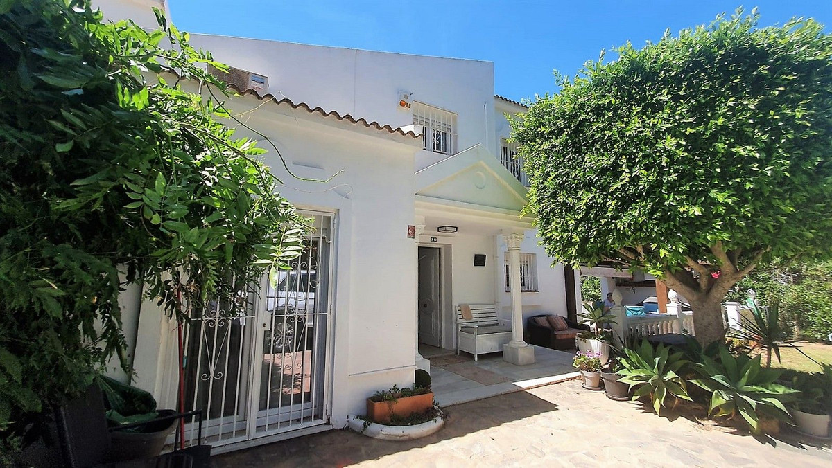 4 Bedroom Semi-Detached House For Sale Calahonda, Costa del Sol - HP4076110
