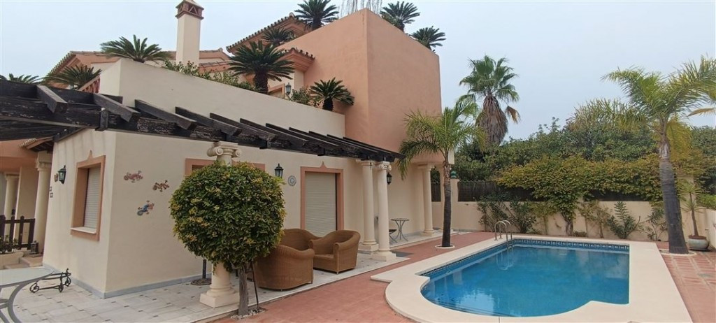 4 bedroom Villa For Sale in Coín, Málaga
