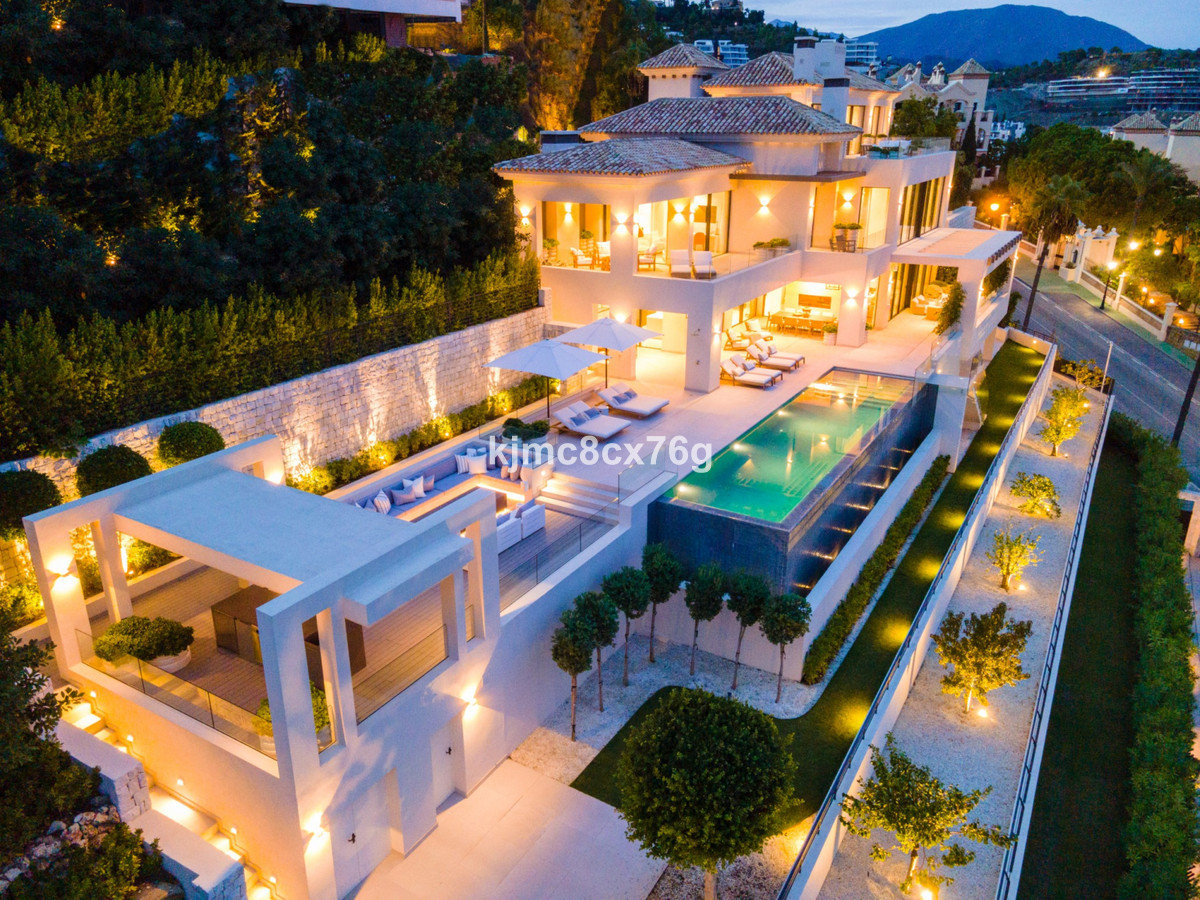 6 bed Property For Sale in La Quinta, Costa del Sol - thumb 1