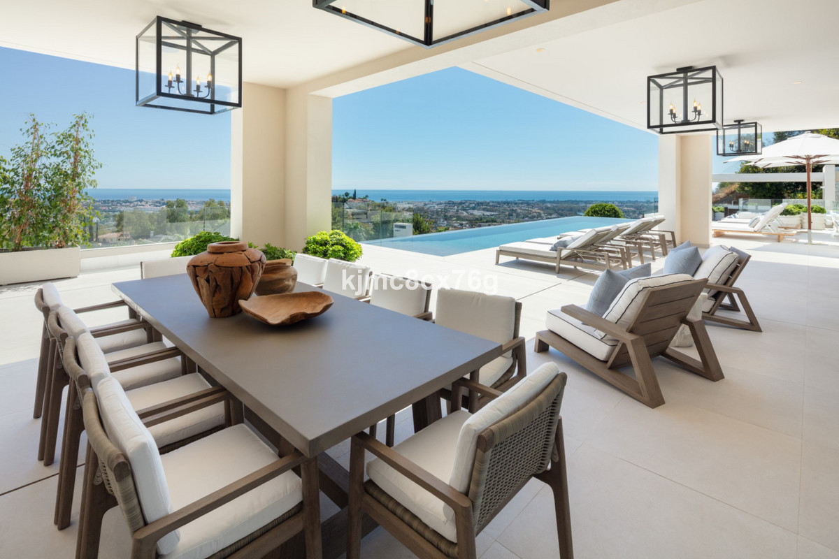 6 bed Property For Sale in La Quinta, Costa del Sol - thumb 4