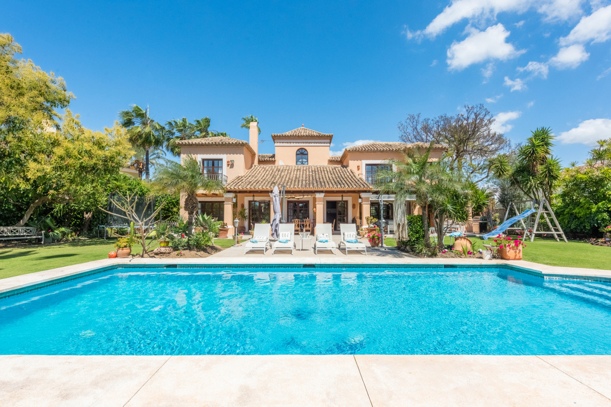 Detached Villa for sale in Nueva Andalucía R4682953