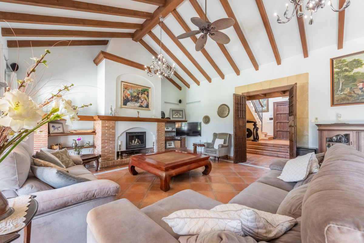 6 Bedroom Detached Villa For Sale Nueva Andalucía
