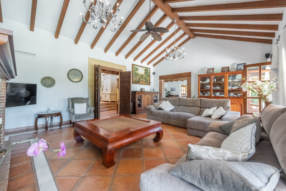 Villa con 6 Dormitorios en Venta Nueva Andalucía