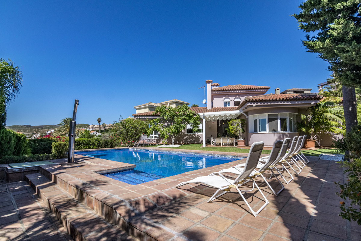 Magnificent villa next to the Link golf course that runs along the Alcaidesa beach, with stunning views of Gibraltar and the African Coast, in the...