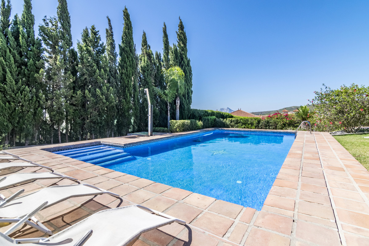 Magnificent villa next to the Link golf course that runs along the Alcaidesa beach, with stunning views of Gibraltar and the African Coast, in the...