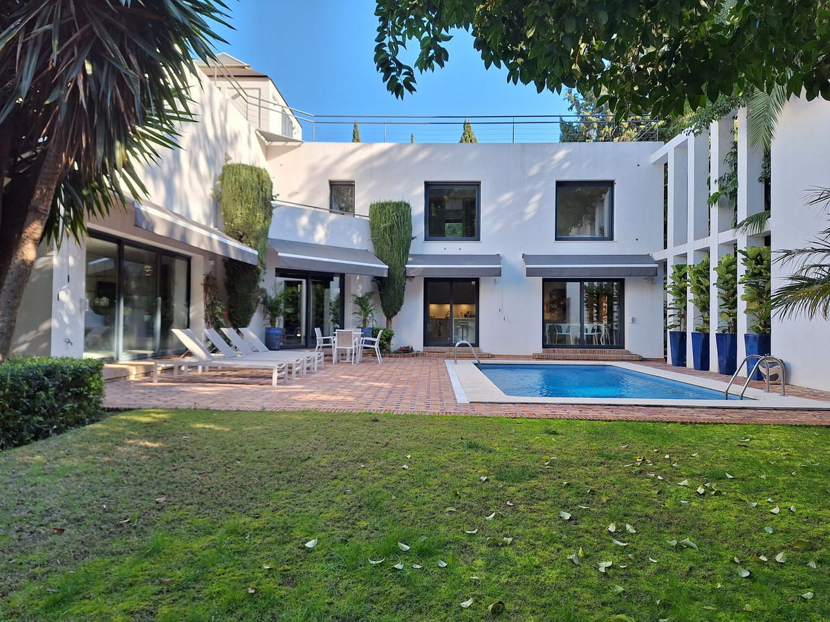 Detached Villa for sale in Nueva Andalucía R4631518