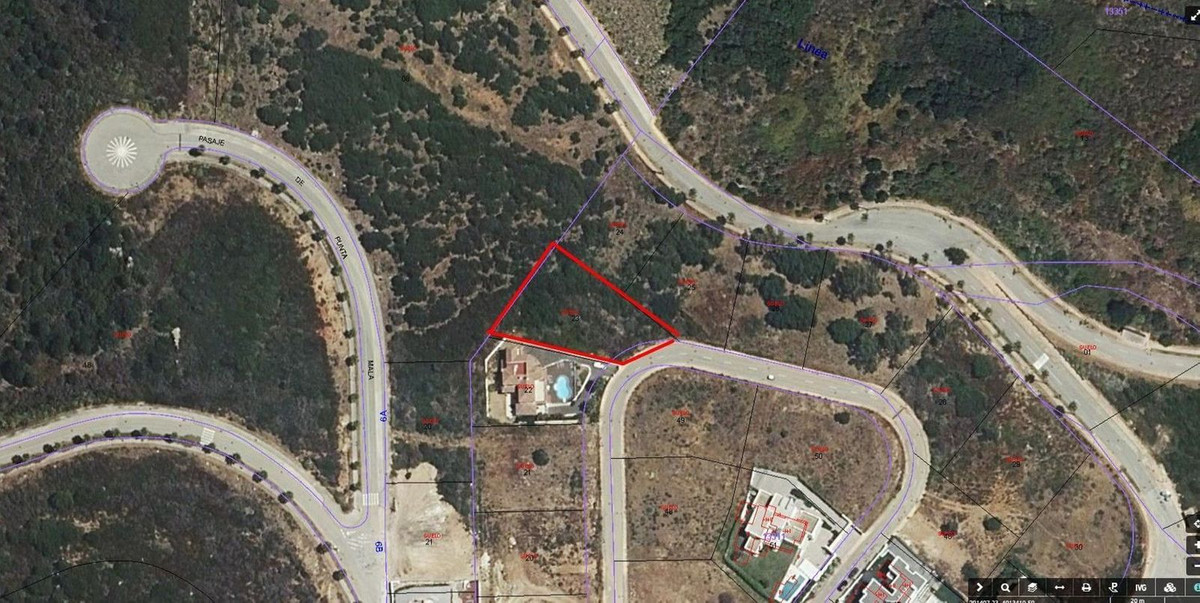1396m2 plot with sea and mountain views in the most exclusive area of Alcaidesa.