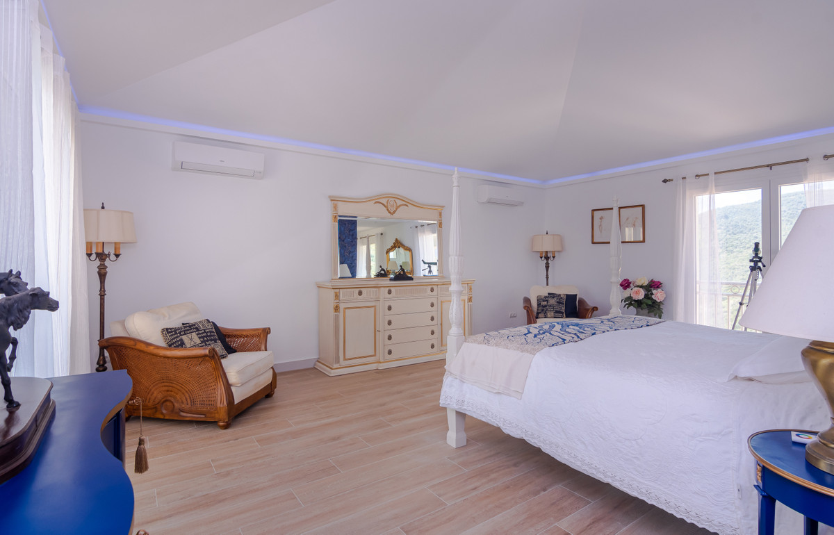 4 bedroom Villa For Sale in Estepona, Málaga - thumb 22