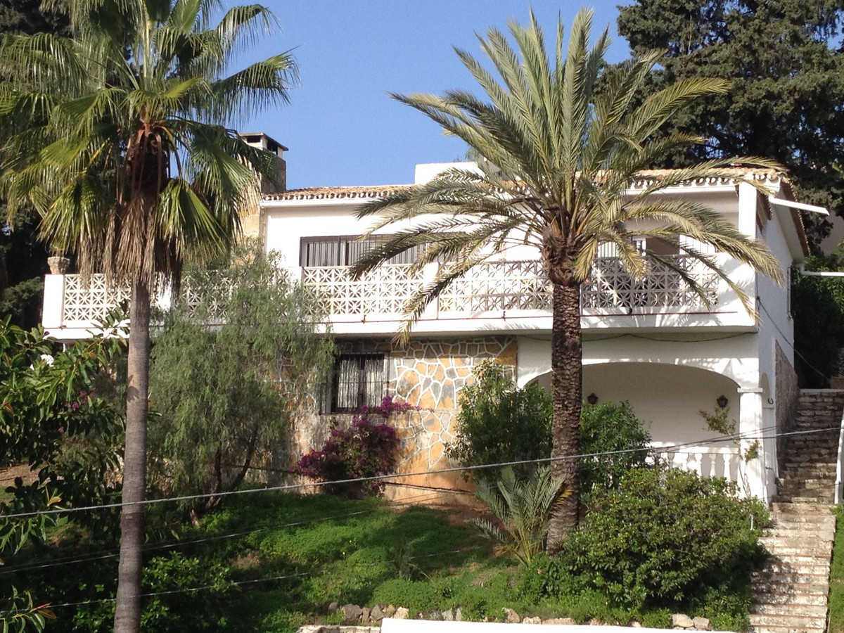 Andalusian style villa with garden on a large plot in a quiet location with lots of potential for al Spain