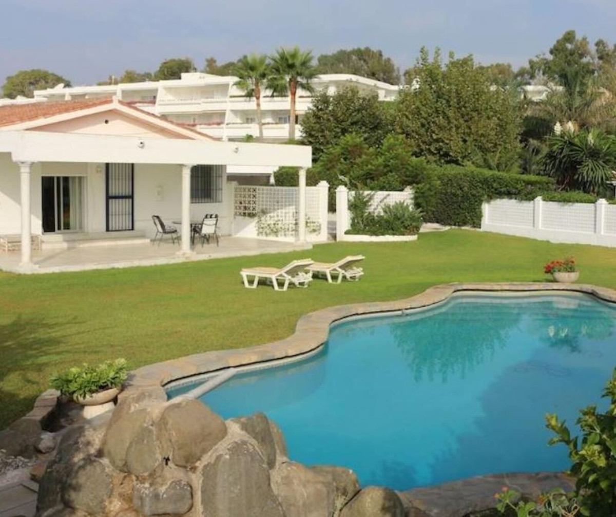 Vrijstaande Villa te koop in Guadalmina Baja R4720990