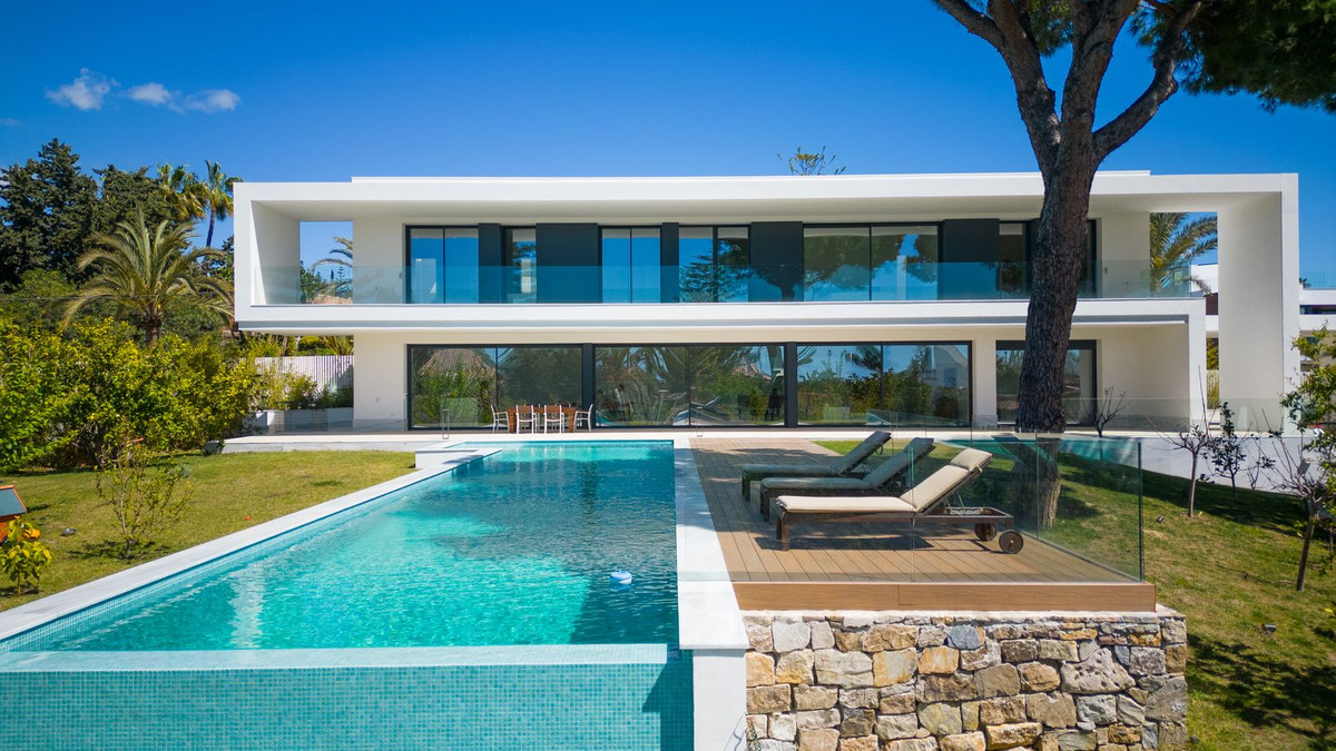 Detached Villa for sale in Marbesa, Costa del Sol