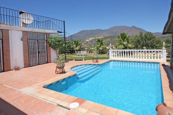 Detached Villa for sale in Estepona R4114726