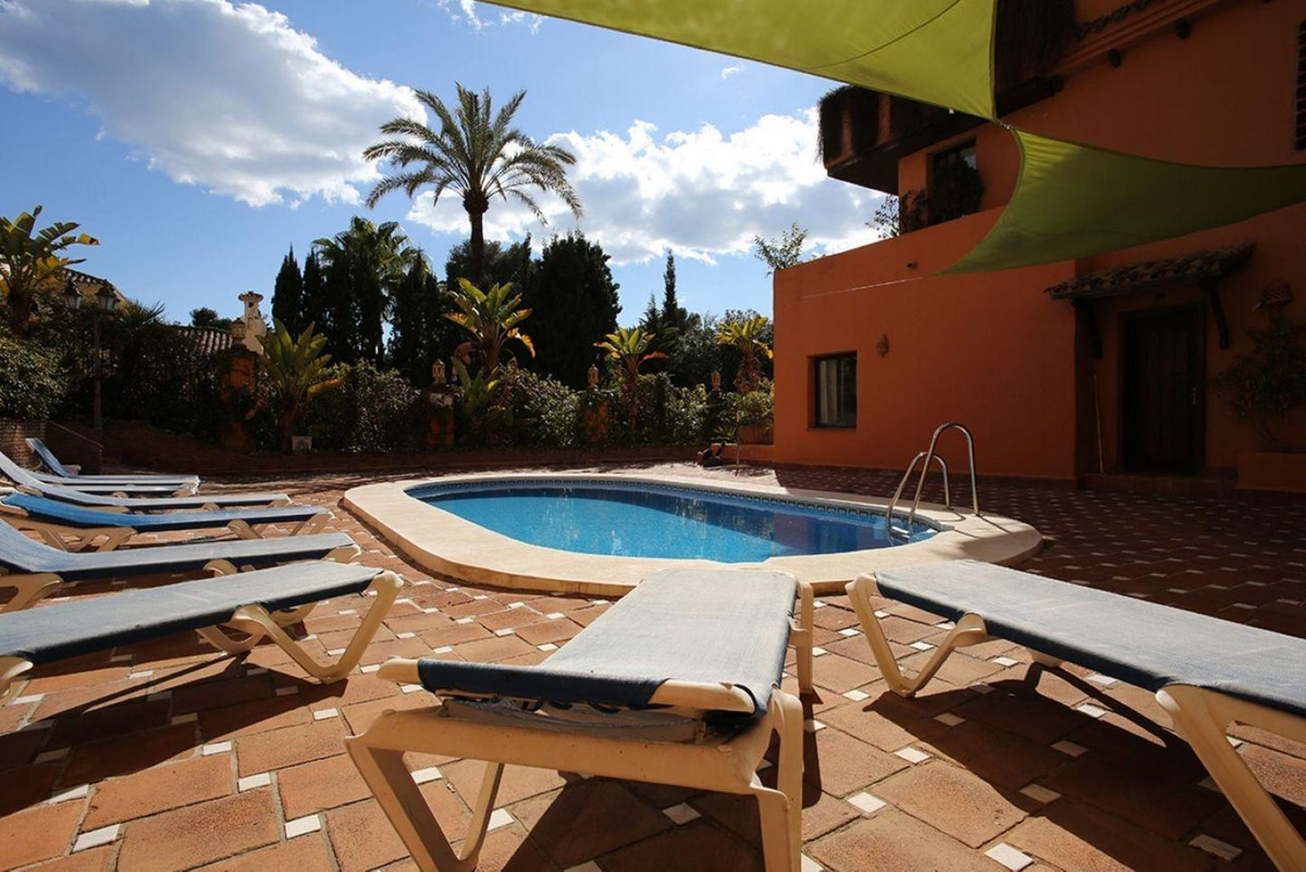 Middle Floor Apartment for sale in Estepona R4632856