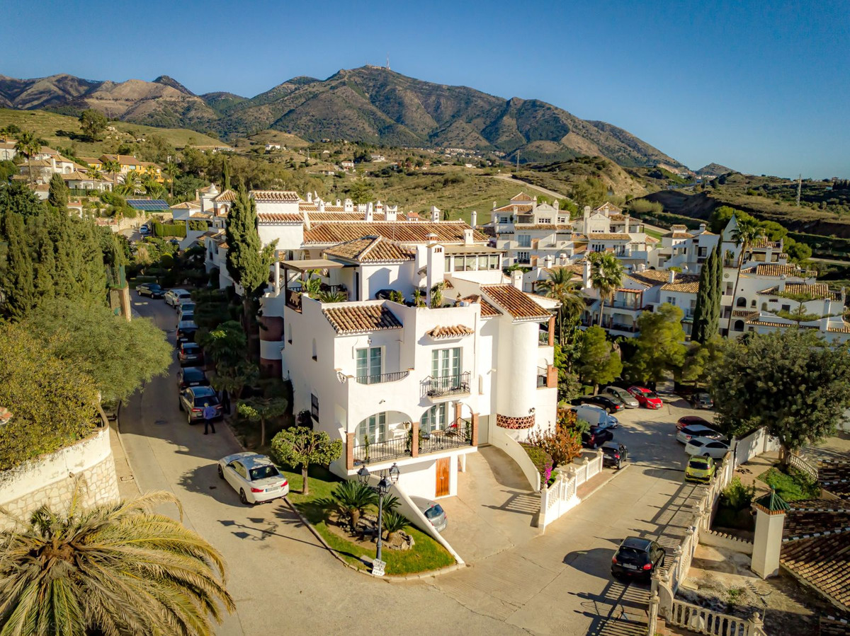 OPPORTUNITY! Fantastic family home on the outskirts of Fuengirola in a secure, gated complex, just o, Spain