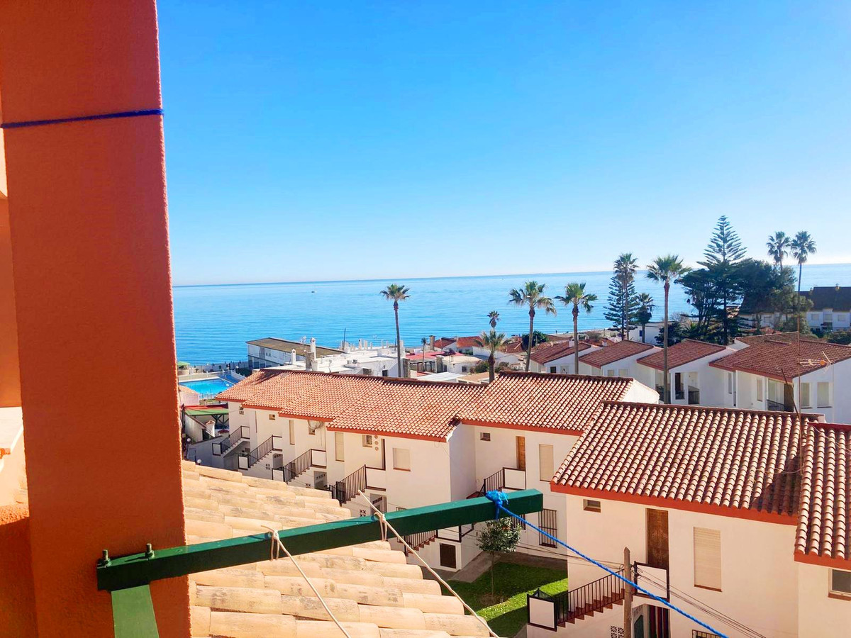 Nice apartment on the beachfront, with direct access to the A7, N340 road. Close to supermarkets, golf courses and all kinds of services.