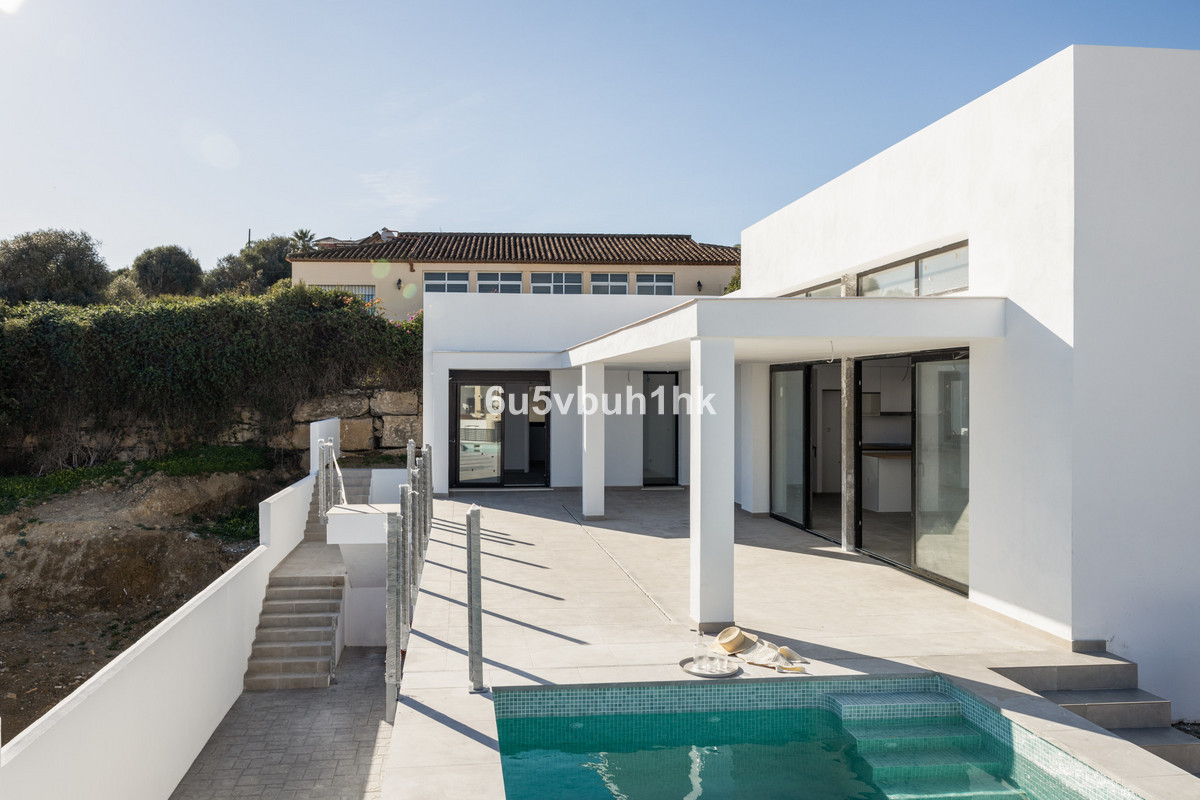 This wonderful contemporary and modern style villa in Valle Romano is surrounded by wide golf course, Spain