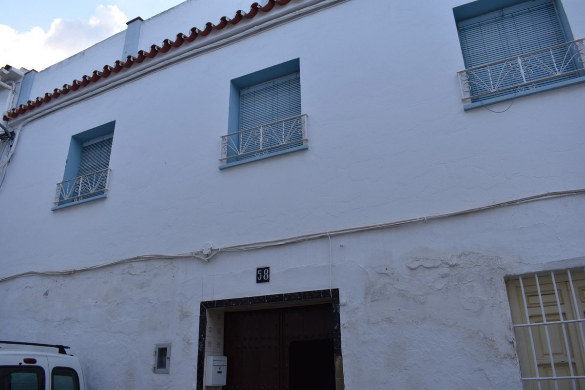 TRADITIONAL OLD HOUSE IN THE HISTORIC CENTER OF ALHAURIN EL GRANDE, WITH FANTASTIC VIEWS OF THE GUADALHORCE VALLEY.