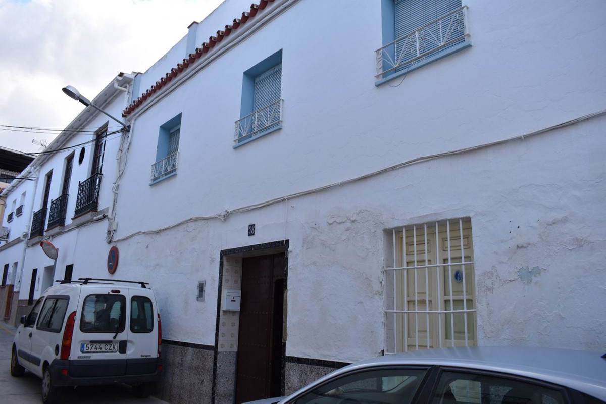 TRADITIONAL OLD HOUSE IN THE HISTORIC CENTER OF ALHAURIN EL GRANDE, WITH FANTASTIC VIEWS OF THE GUADALHORCE VALLEY.